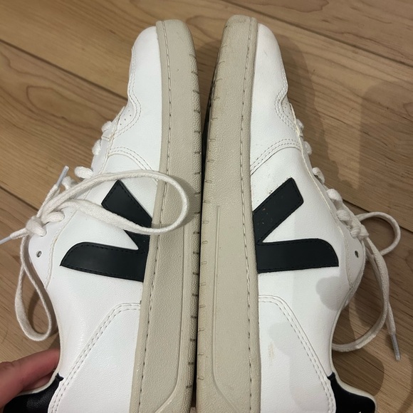 Veja Sneakers
Size Men’s 10 - Picture 7 of 9